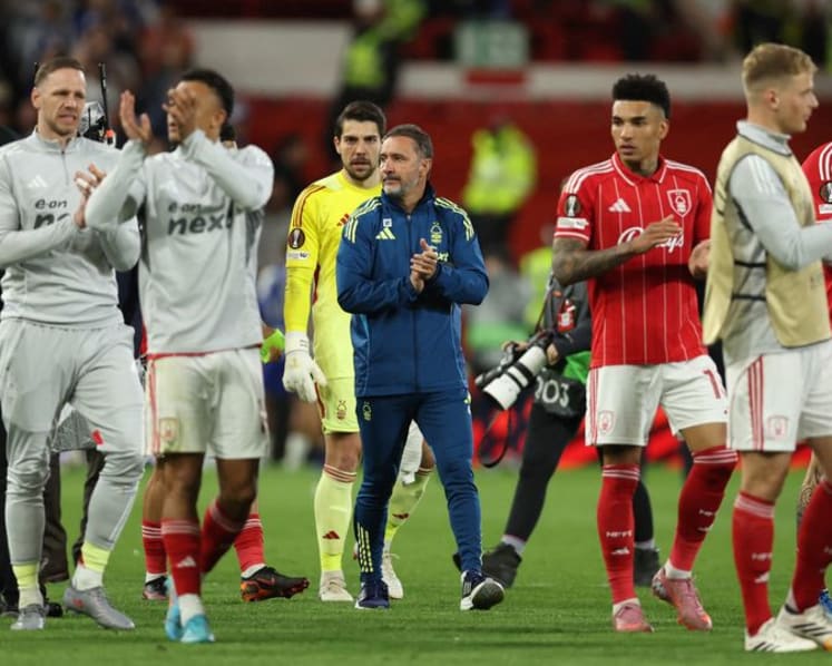 Forest edge 10-man Porto to secure Villa showdown