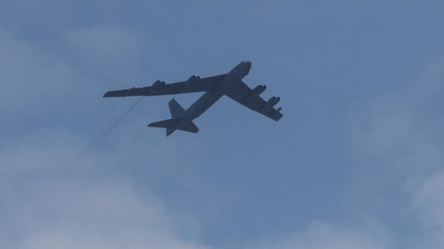 美国民航机和美军轰炸机险些在空中相撞