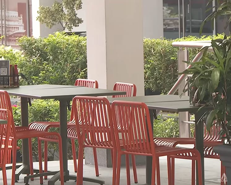 Haze takes toll on alfresco dining, buskers as foot traffic and earnings fall