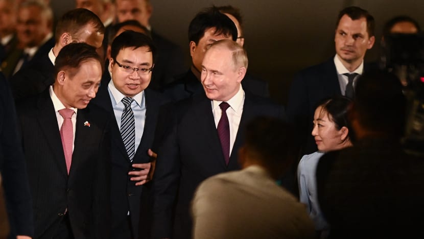 Putin tiba di Vietnam bagi lawatan negara Putin tiba di Vietnam bagi lawatan negara