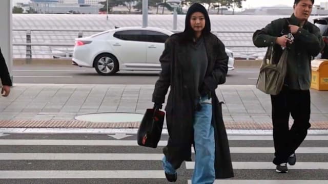 BLACKPINK Jennie韩台机场心情反差大？抵台后全程冷脸、大衣盖全身回避互动