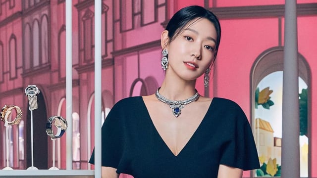 产后8个月首次亮相活动　朴信惠穿露腰礼服再现女神风采