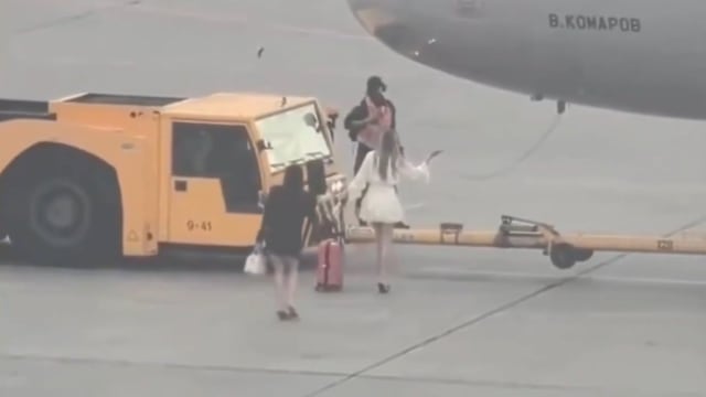 错过航班不死心？ 两女闯机场停机坪追飞机