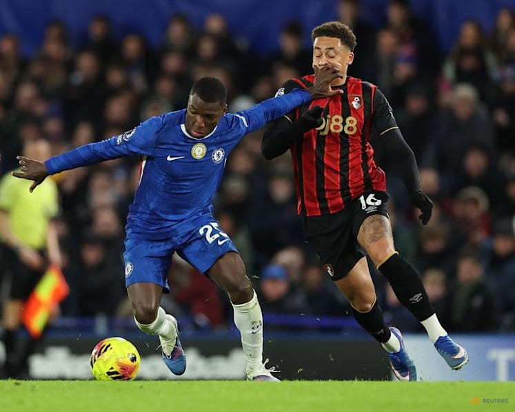 Arsenal thrash Villa 4-1 while Chelsea and Man Utd both held