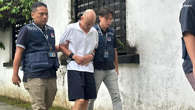 涉本地三起破门行窃案 中国籍男子带回现场重组案情