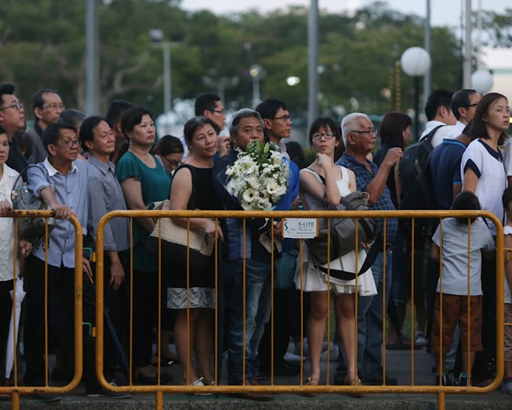 No let-up in surge to pay respects