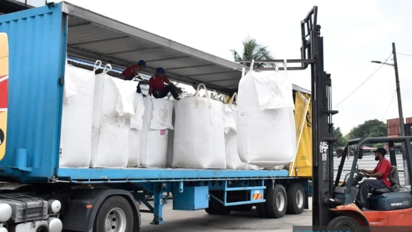 18 tan beras tanpa dokumen import dari SG dirampas pihak berkuasa M'sia 18 tan beras tanpa dokumen import dari SG dirampas pihak berkuasa M'sia
