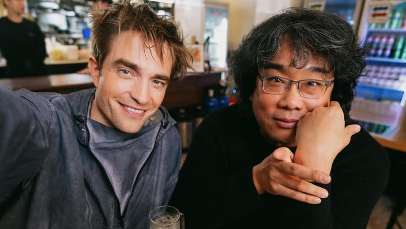 Momen Robert Pattinson kepedasan makan tteokbokki bareng sutradara Bong Joon-ho