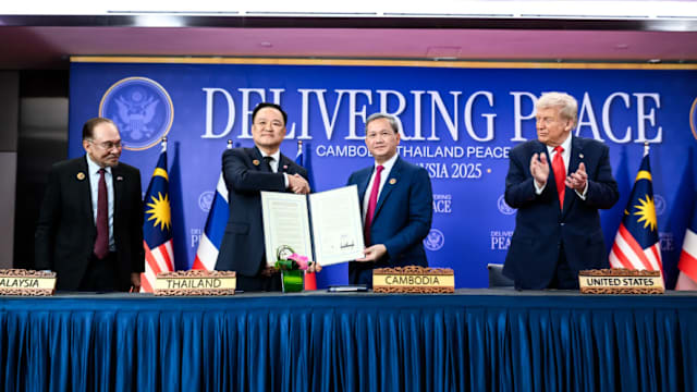 泰国暂停与柬埔寨和平协议 称将向美方说明原因