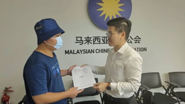 疑在关卡遇“黑警” 越堤族装哮喘发作脱困