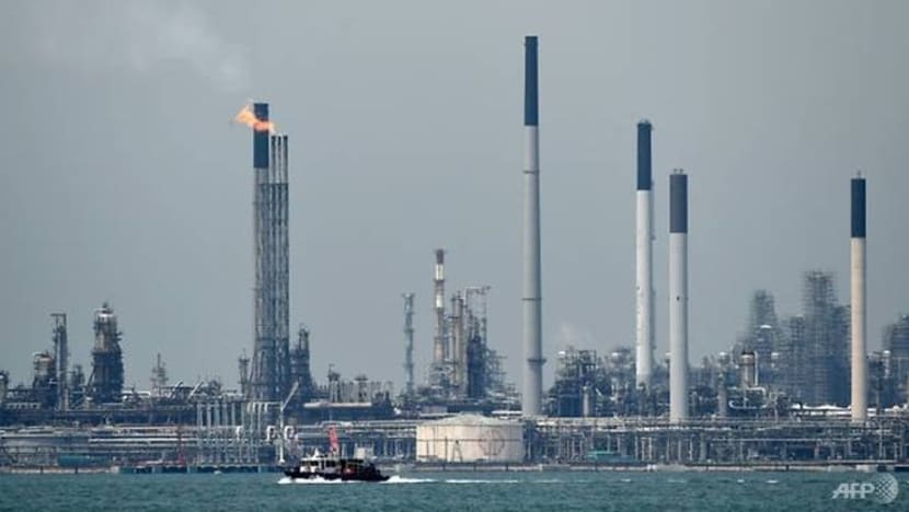 Lelaki dijel 2 bulan; cuba halang siasatan kes curi minyak di Shell Pulau Bukom Lelaki dijel 2 bulan; cuba halang siasatan kes curi minyak di Shell Pulau Bukom