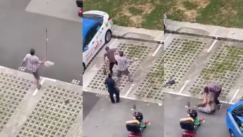 Polis sisasat 2 lelaki bergaduh di tempat letak kereta Hougang Polis sisasat 2 lelaki bergaduh di tempat letak kereta Hougang