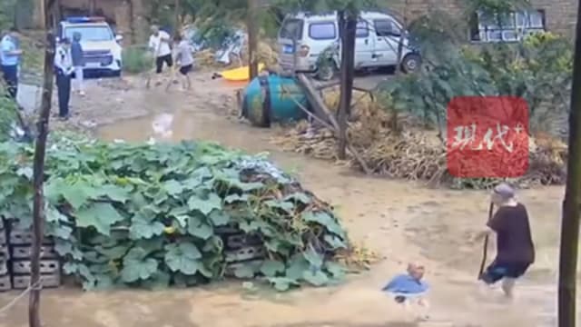 看见老人水中摔倒却不施援 中国警员被免职