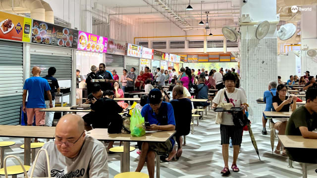 武吉巴督西新小贩中心开业摊位现人龙 食客：3.20元优惠餐好实惠