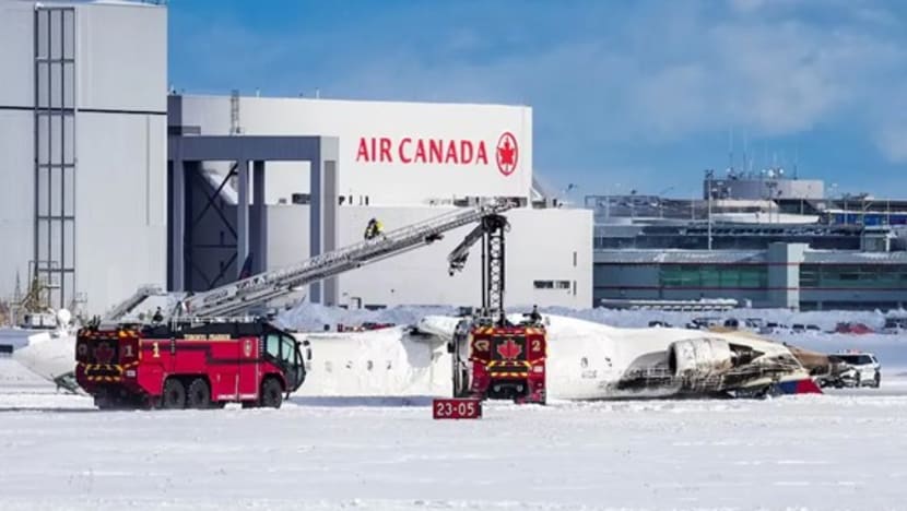 Pesawat Delta terbalik saat mendarat di bandara Toronto, 18 orang terluka Pesawat Delta terbalik saat mendarat di bandara Toronto, 18 orang terluka