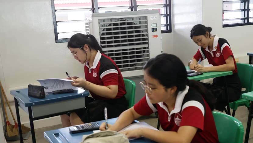 Cuaca panas melampau jejas tumpuan pelajar SG di bilik darjah Cuaca panas melampau jejas tumpuan pelajar SG di bilik darjah