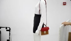 Tas Coach mewah hanya US$30? Ketika China dilanda perang harga dan deflasi yang semakin dalam