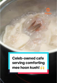 Ch 8’s iconic ‘Little Flying Fish’ actor, Wang Yuqing, has opened a cafe in a golf club with his wife Norah! It serves comfort food for all generations, like soupy mee hoon kueh 😋 #8dayseatcafe #8dayseat #cafe #wheretoeat #sgfood #comfortfood 