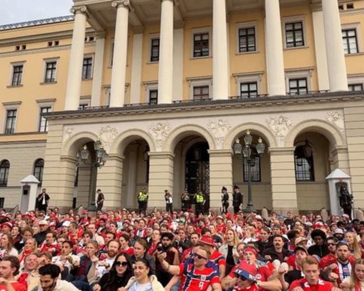 Norwegian fans take dawn World Cup party to palace gates to wake the King 