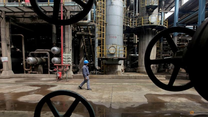 Oil settles down more than 1% on tariff worry, supply-demand expectations Oil settles down more than 1% on tariff worry, supply-demand expectations