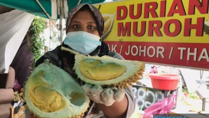Ibu tunggal menganggur lelong durian RM1 demi sara keluarga; laris disambar kurang 3 jam