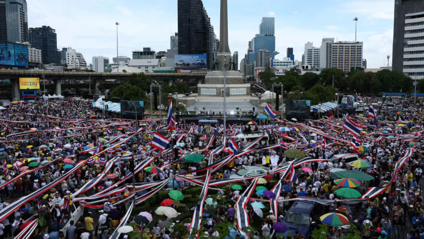 PM Thai digesa letak jawatan selepas kandungan panggilan telefon dibocorkan