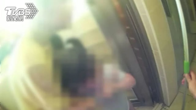 台女被关阳台喊救命 警到场方知是幼女闯祸