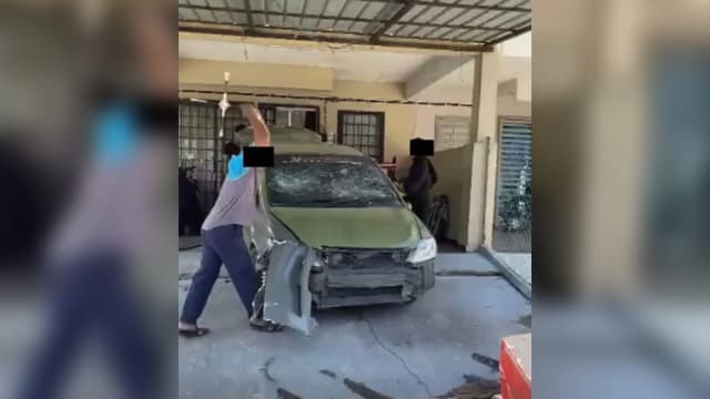 原车主欠贷款 马国车主砸车泄愤惹议