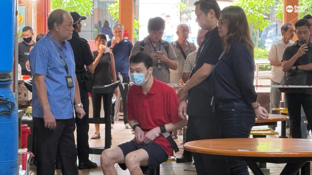 嫌犯押回现场重组案情 其他摊贩围观议论