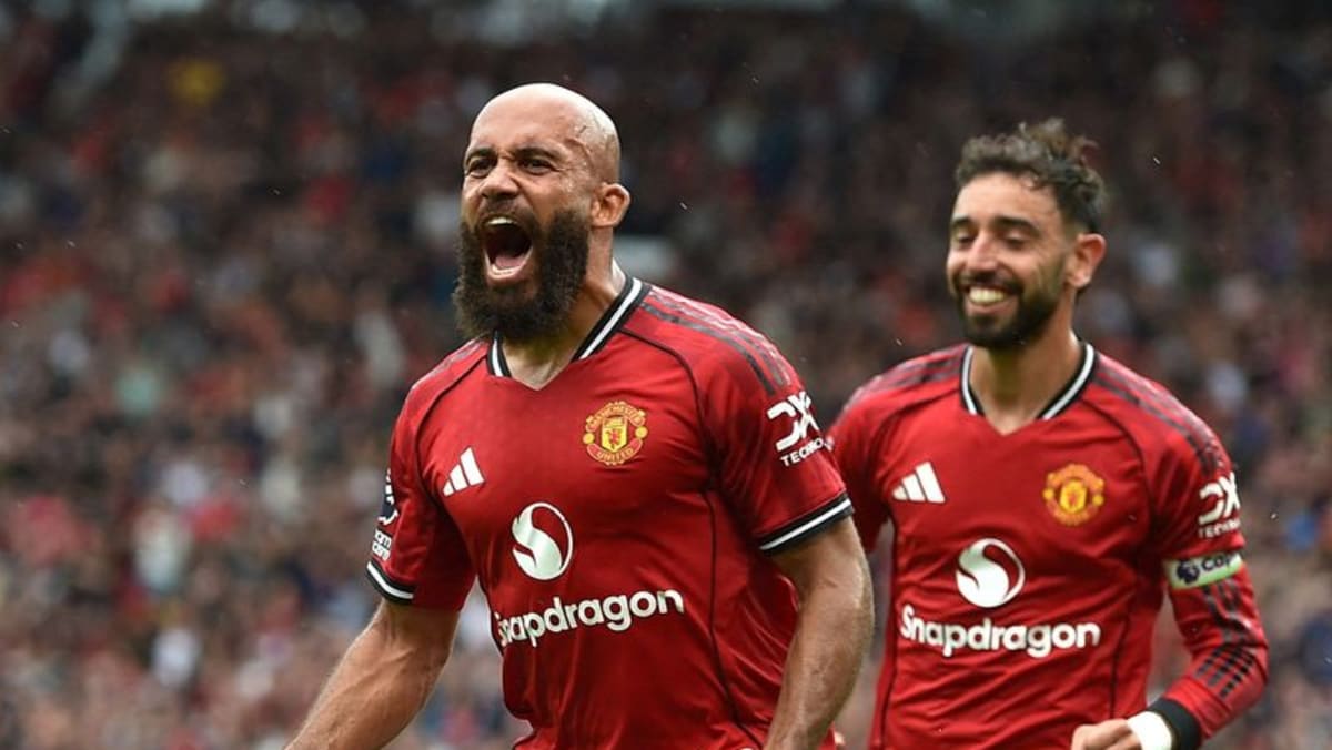 Fernandes spares Man United blushes, Chelsea top, Spurs sunk by Bournemouth