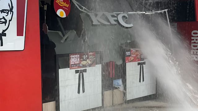 城市广场快餐店水管爆裂 天花板坍塌顾客惊险逃生