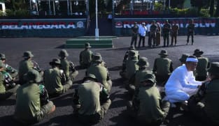 Inovatif atau 'berbahaya'? Ketika vasektomi, barak militer dan kebijakan kepala daerah lainnya jadi sorotan 