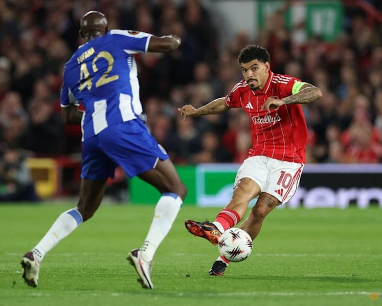 Forest edge 10-man Porto to secure Villa showdown