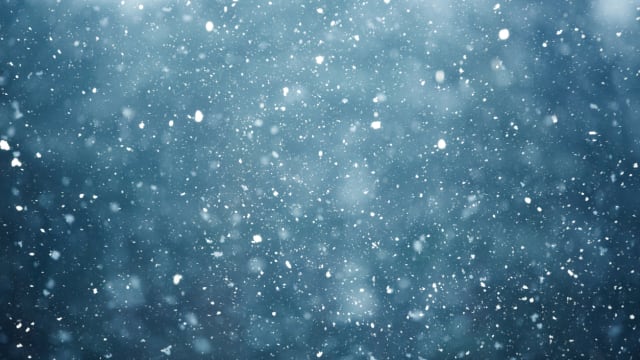 日本北部下大雪 当局警告或引发雪崩