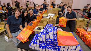 பண்டிகைக் காலத்தையொட்டி ஆதரவு தேவைப்படுவோருக்கு அன்பளிப்புப் பைகள்