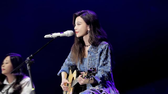 狮城开唱送歌迷《城里的月光》　于文文吉他solo超帅！