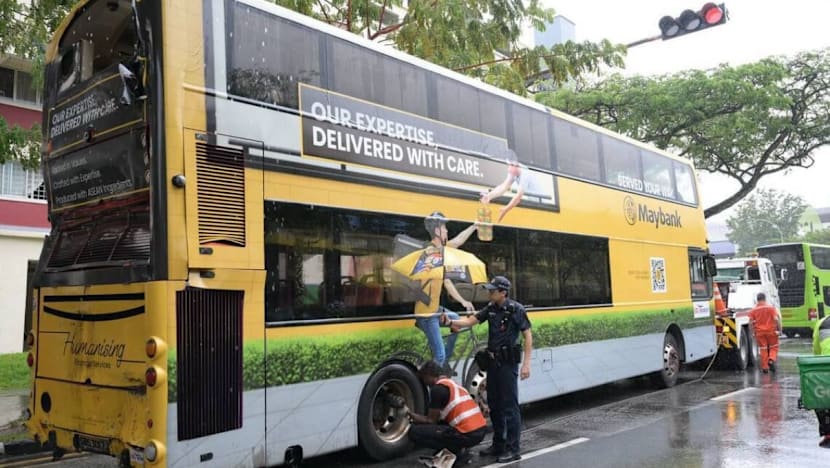 Tower Transit பேருந்து எண் 98, SBS பேருந்து எண் 99இன் பின்னால் இடித்தது: LTA
