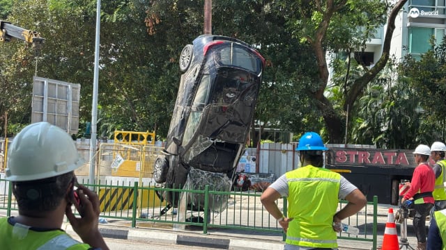 丹戎加东南路受困车辆 从坑洞被吊起