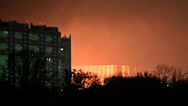 俄对乌发动大规模无人机和导弹袭击 引发爆炸火患