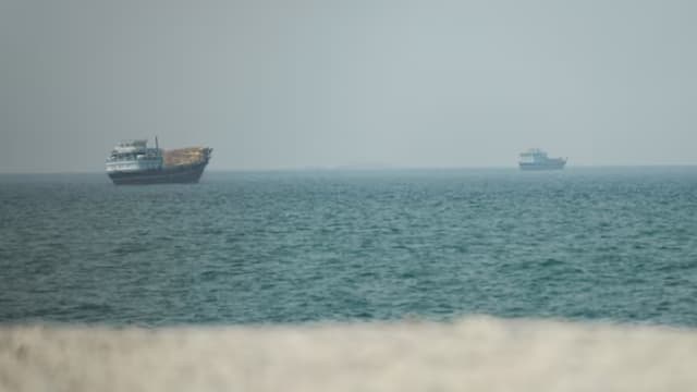 航运数据：美国恢复海上封锁 通过霍尔木兹海峡商船再减少