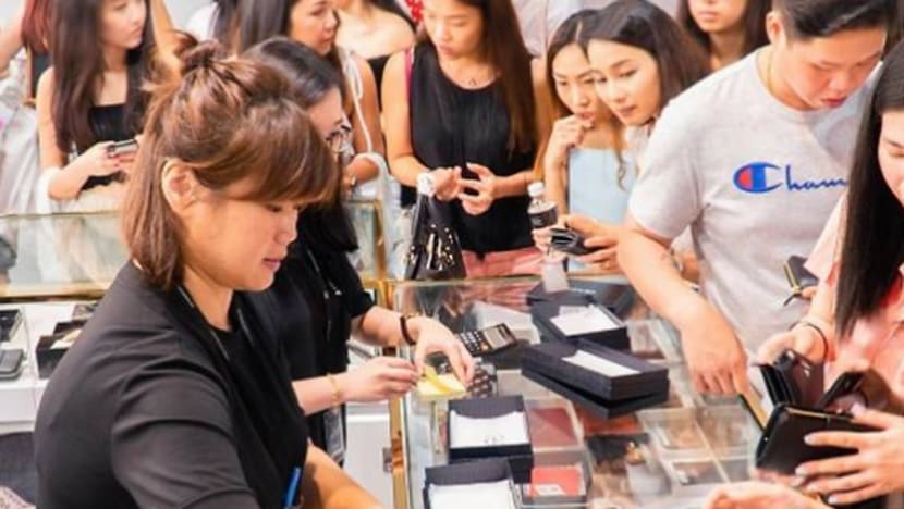 Beg Prada dijual pada harga S$680 sahaja...