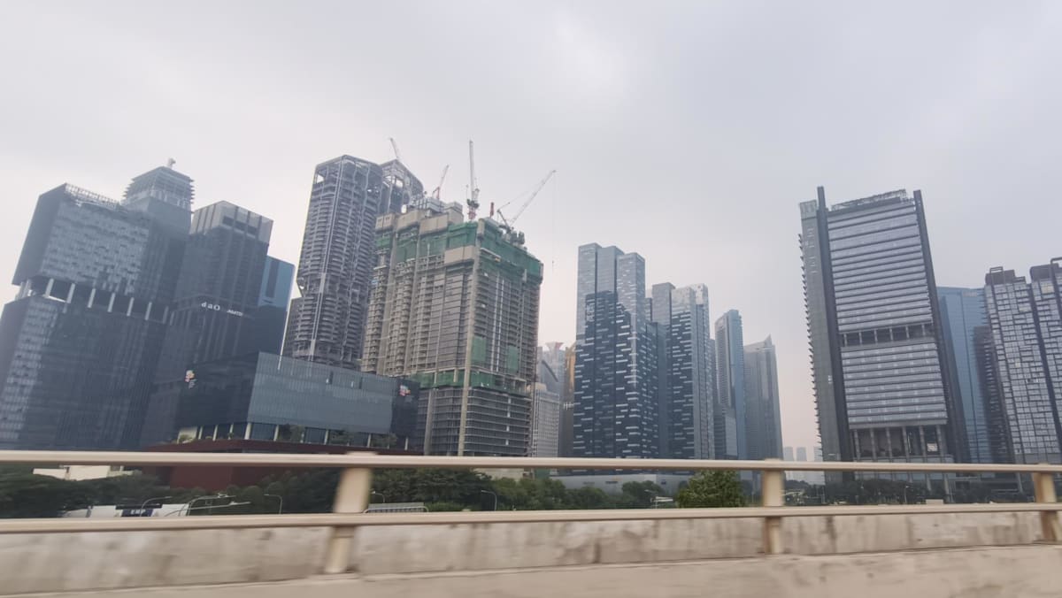 N95 masks, adjusted work arrangements: Companies step up haze precautions - CNA
