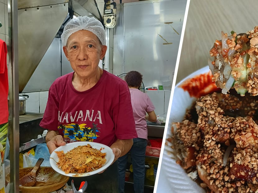 Bukit Merah hawker sells S$2 charcoal-grilled stuffed tau pok, price unchanged for 20 years