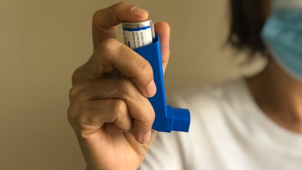 Someone Using Blue Inhaler Using blue inhalers alone is not enough. Asthma sufferers should take ...