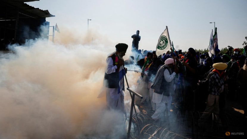 Police prevent Indian Punjabi farmers marching to Delhi to demand better prices