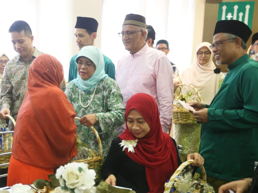 Minister-in-charge of Muslim Affairs Masagos Zulkifli was joined by President Halimah Yacob, who distributed hampers to 20 beneficiaries at the MasjidAl-Mawaddah in Sengkang. Minister-in-charge of Muslim Affairs Masagos Zulkifli was joined by President Halimah Yacob, who distributed hampers to 20 beneficiaries at the MasjidAl-Mawaddah in Sengkang.