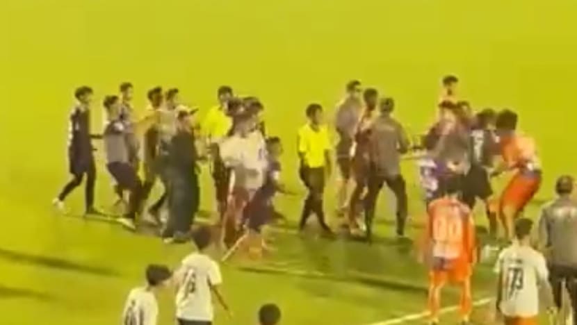எதிரணி ஆட்டக்காரரைத் தாக்கிய உள்ளூர் விளையாட்டாளருக்கு விளையாடத் தடை, அபராதம்