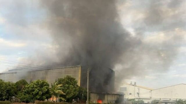 台湾彰化铁皮工厂发生大火  一人吸入浓烟送院急救