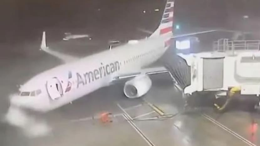 Angin kencang 'alihkan' pesawat Boeing 737 American Airlines dari landasan Angin kencang 'alihkan' pesawat Boeing 737 American Airlines dari landasan