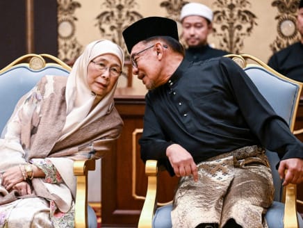 Malaysia's newly appointed Prime Minister Anwar Ibrahim and his wife Wan Azizah Wan Ismail taking part in the swearing-in ceremony at the National Palace in Kuala Lumpur on Nov 24, 2022.
